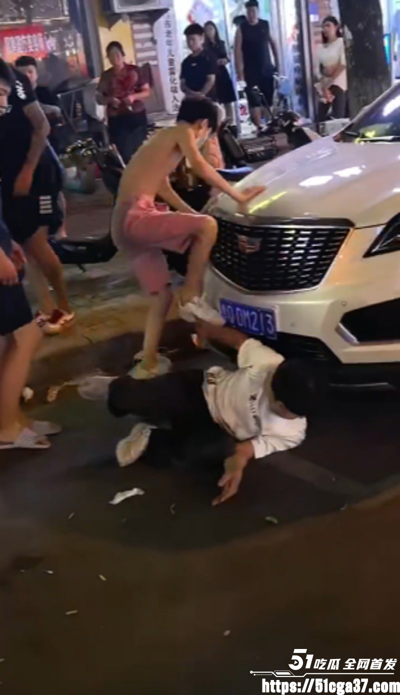 精神小伙当街复仇 多人齐上围殴白衣男子 招招致命直击要害 甚至上演雷欧飞踢！