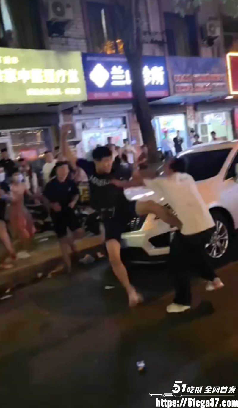 精神小伙当街围殴白衣男子02