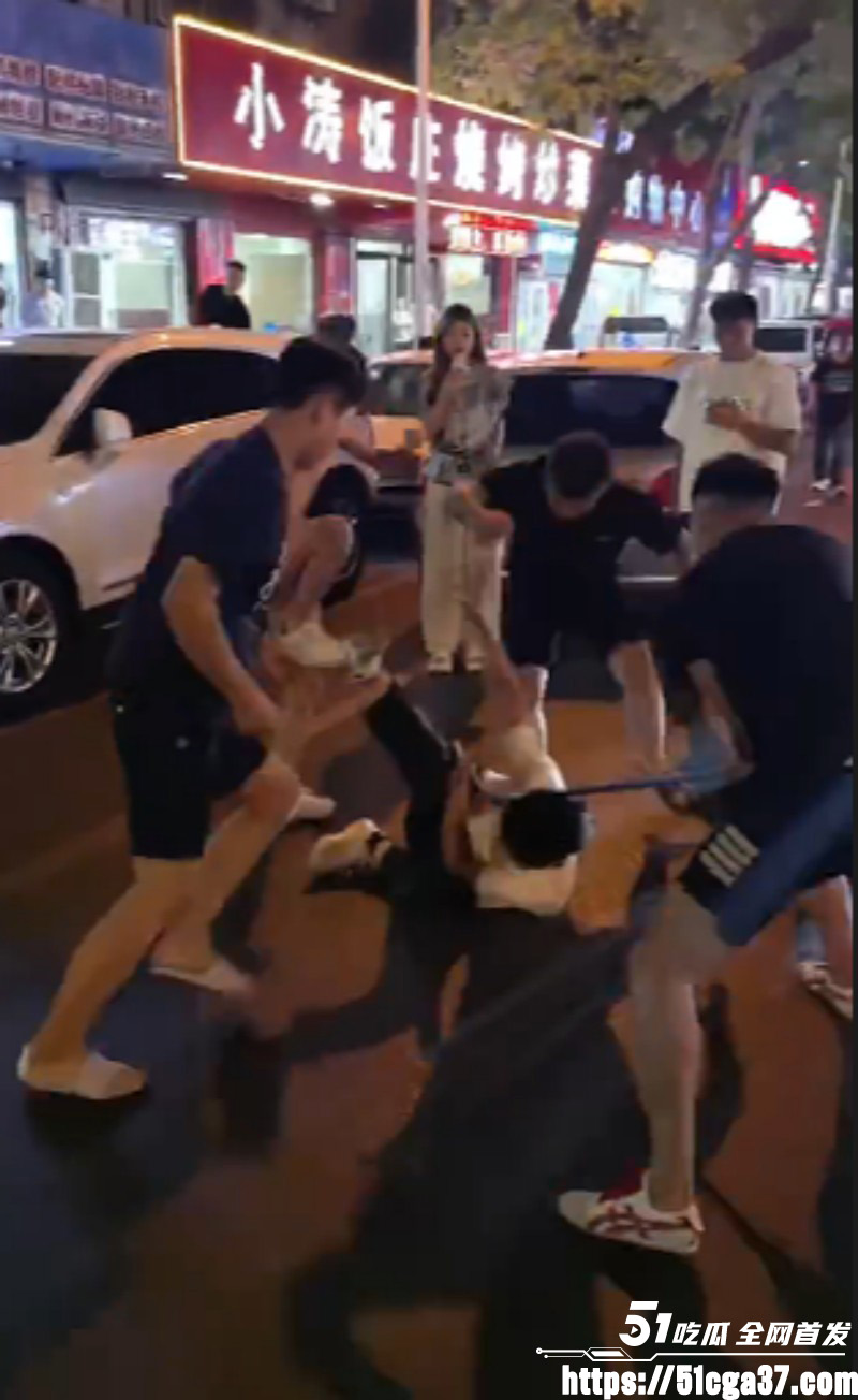 精神小伙当街围殴白衣男子04