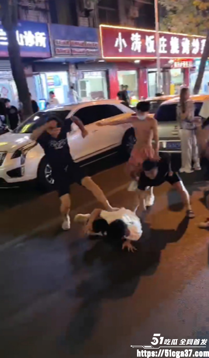 精神小伙当街围殴白衣男子05