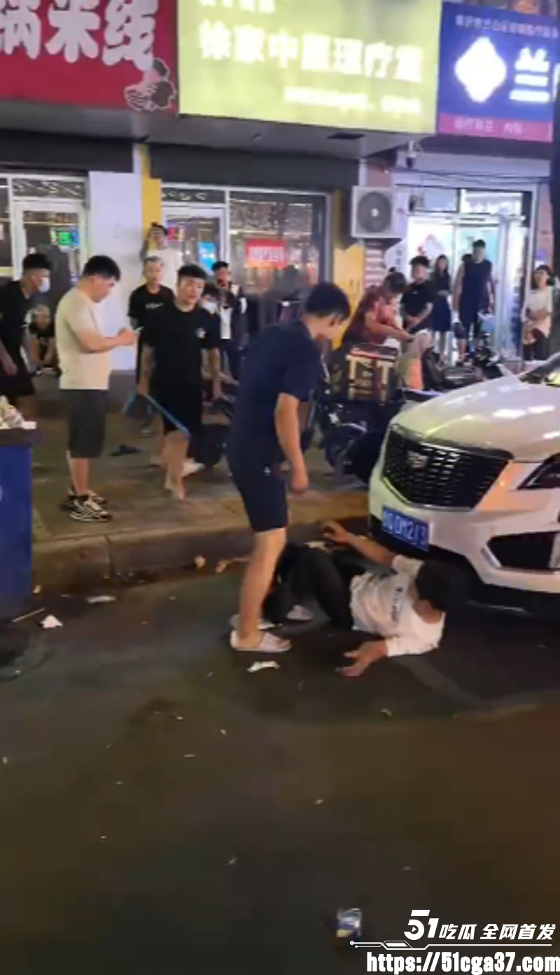 精神小伙当街围殴白衣男子06