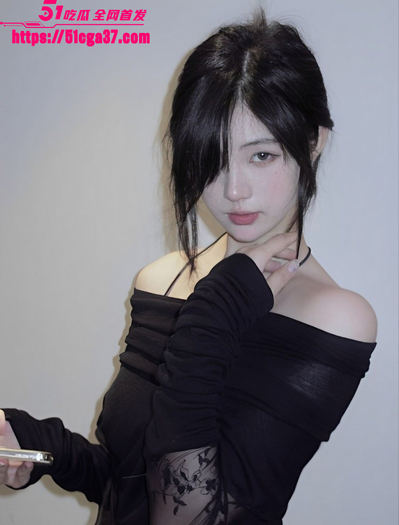 河南郑州极品女大 被包养后满足金主各种性癖 露出放尿足交裹屌 撅臀调教香艳至极！