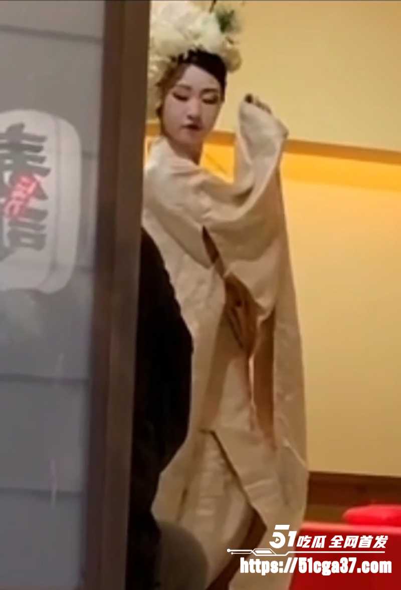 日本高端寿司人体宴偷拍视频流出 艺妓美女优雅褪下和服 露出不着寸缕白嫩肉体 秀色可餐引人遐想！