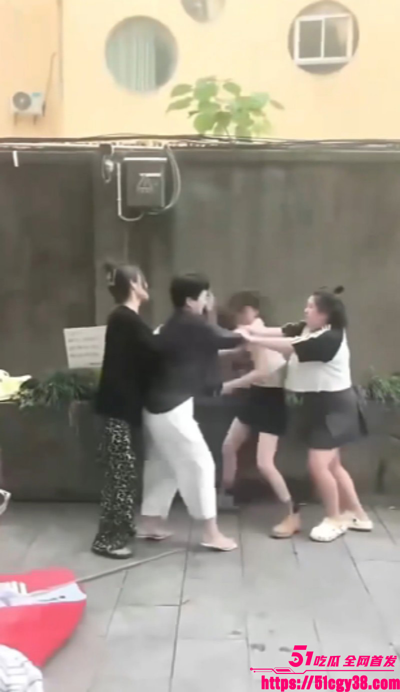 浙江嘉兴滨水广场横幅曝光小三张梦迪02