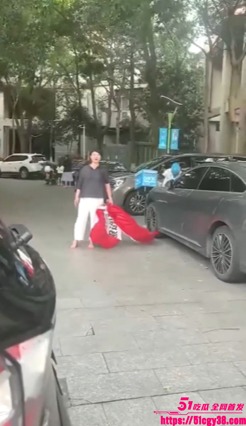 浙江嘉兴滨水广场横幅曝光小三张梦迪05