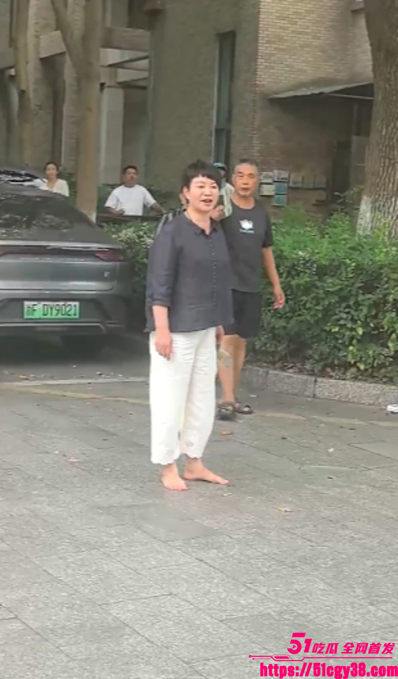 浙江嘉兴滨水广场横幅曝光小三张梦迪06