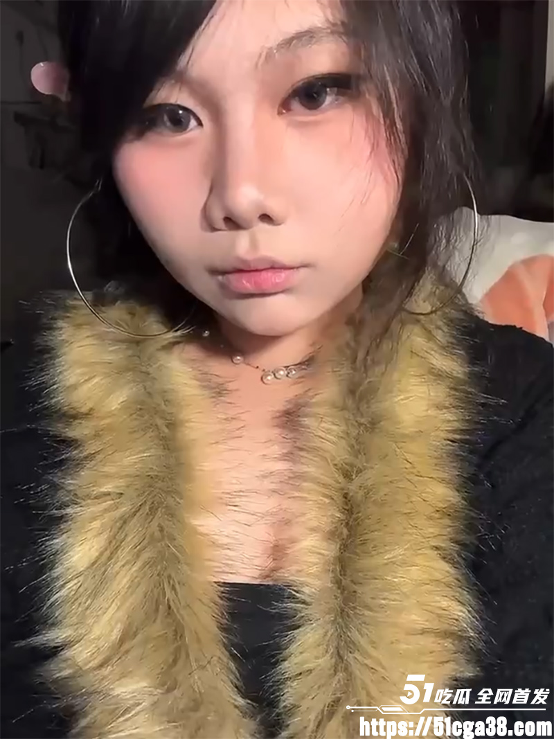 广西南宁嫩妹 黄瞳 被男友私密调教视频流出 露脸揉奶表情享受 上位骑乘假屌自慰 骚水狂流！