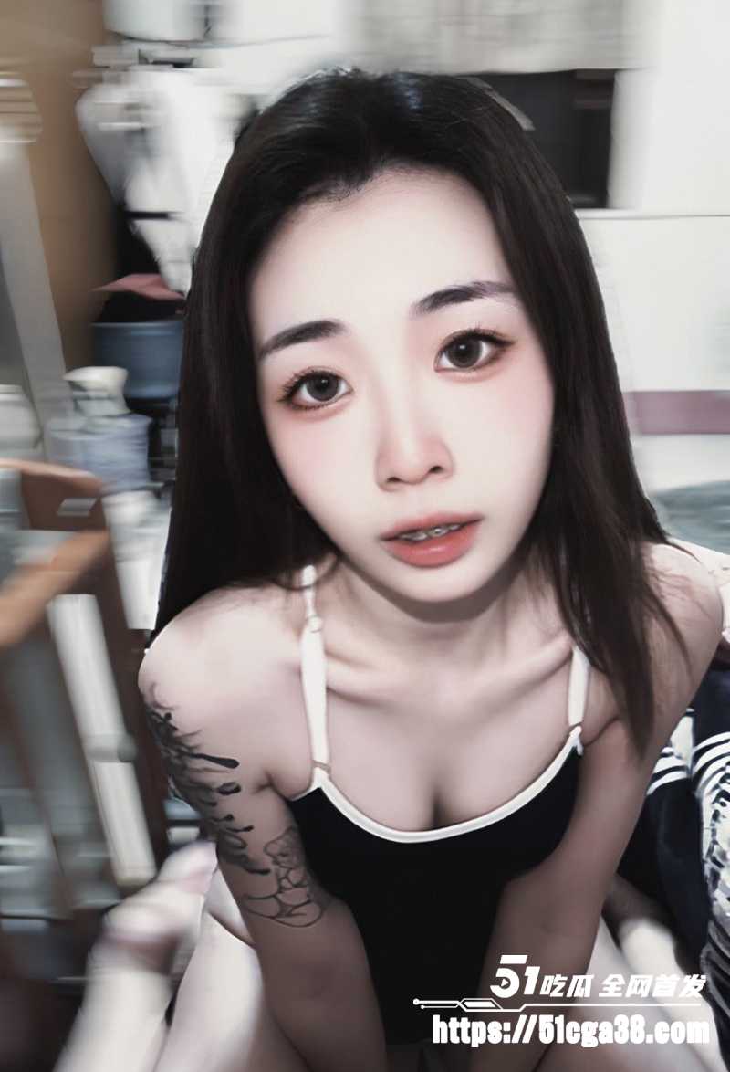 21岁反差大学生 黄欣柔 被约炮大神曝出性爱视频 清纯美女穿性感女仆装跪地舔屌 撅起翘臀被后入爆操！