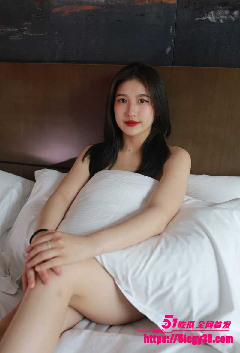 极品女神裸模 彤彤 大尺度露出写真流出 颜值漂亮气质高 皮肤白皙美乳诱人 粉嫩蜜穴香艳无比！