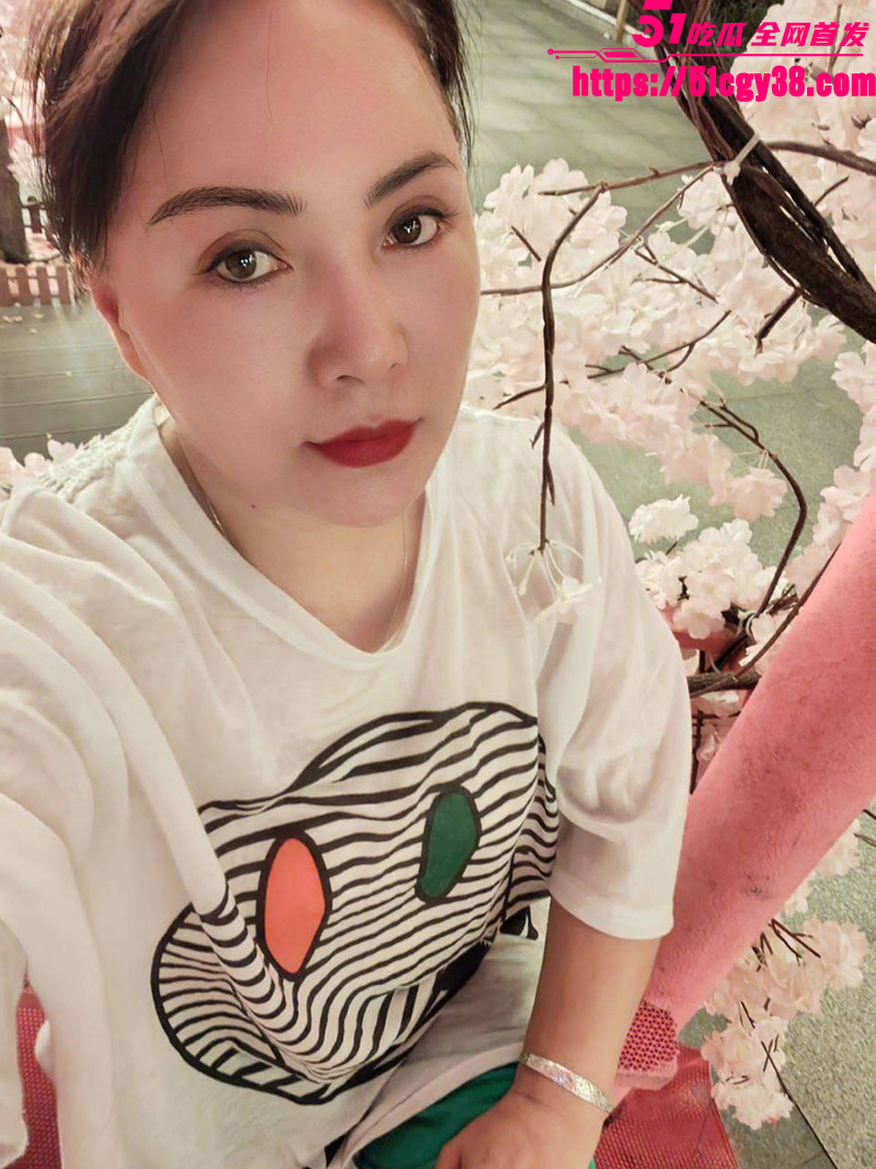 黑龙江极品熟女 勾引大学生做爱视频流出 黑丝美臀花样足交 上位骑乘嫩穴包裹肉棒疯狂榨精！
