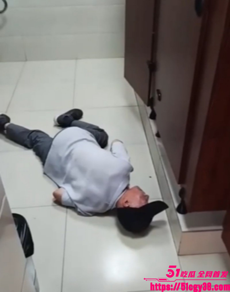 猥琐大爷被小伙挑唆偷窥女厕02
