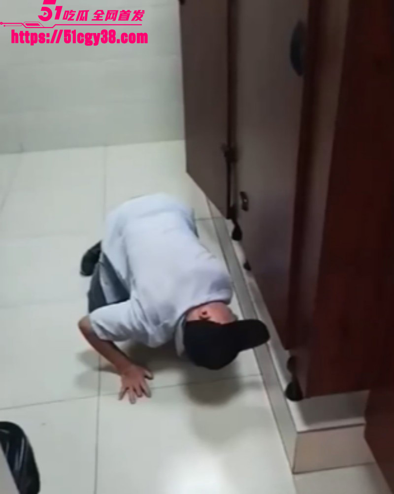 猥琐大爷被小伙挑唆偷窥女厕03