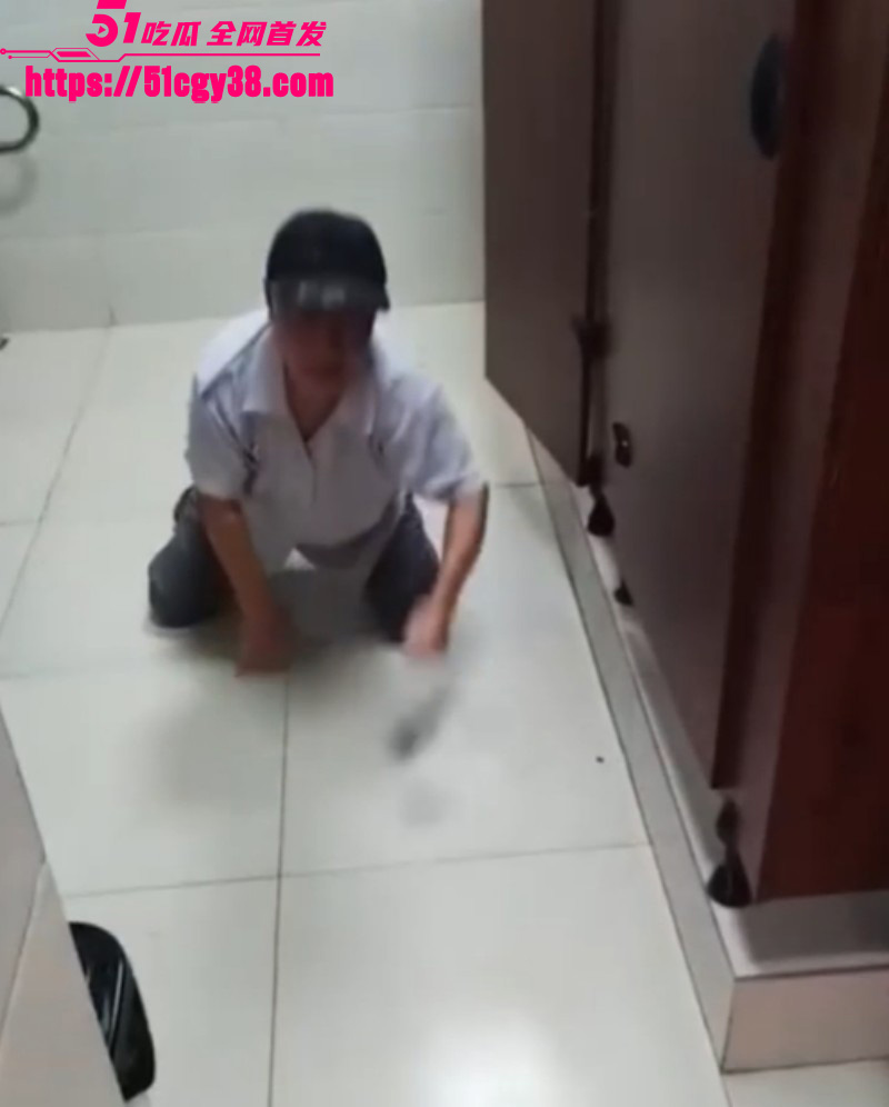 猥琐大爷被小伙挑唆偷窥女厕05
