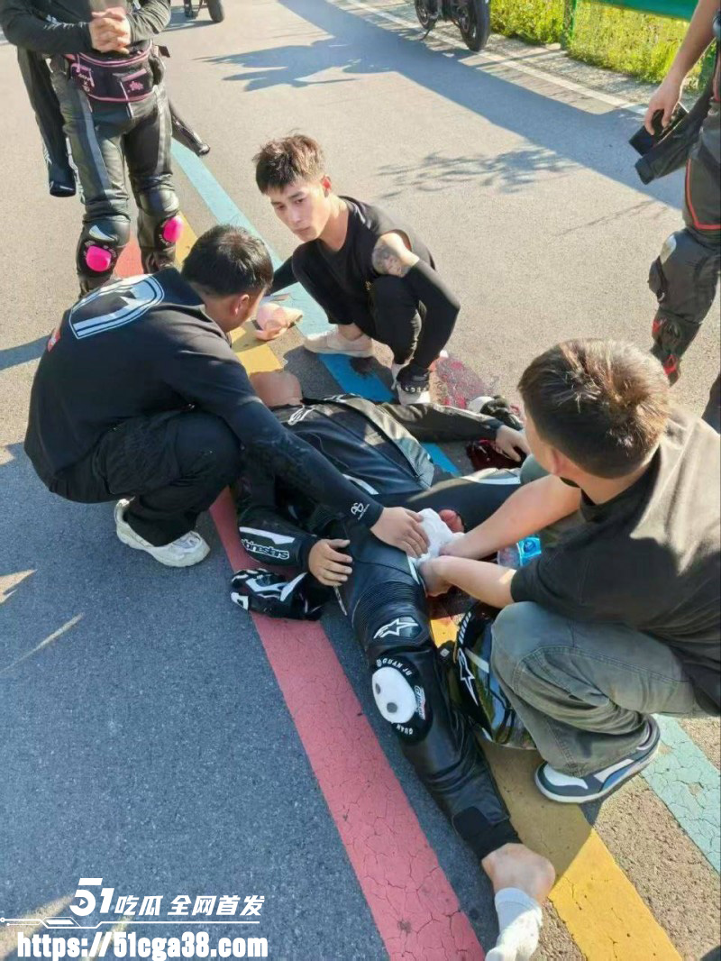 又一追风勇士陨落！男子驾驶机车失控蛋刹失败 皮裤秒变开裆裤 周围群众按蛋抢救！