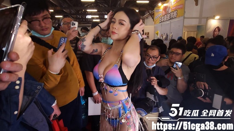 台湾性爱展览会现场胸装可乐推销员被哄抢不止 6