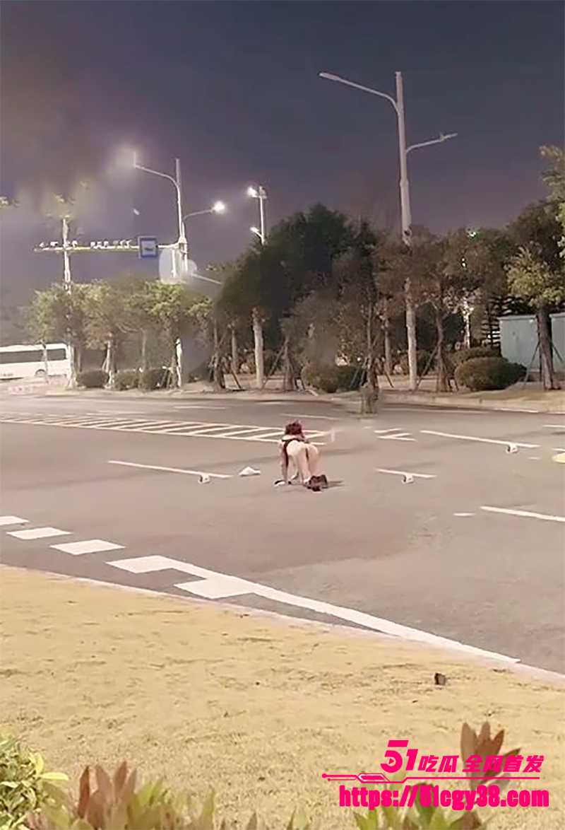 推特福利姬你的苏幸地下室各种淫荡露出视频曝光9拷贝