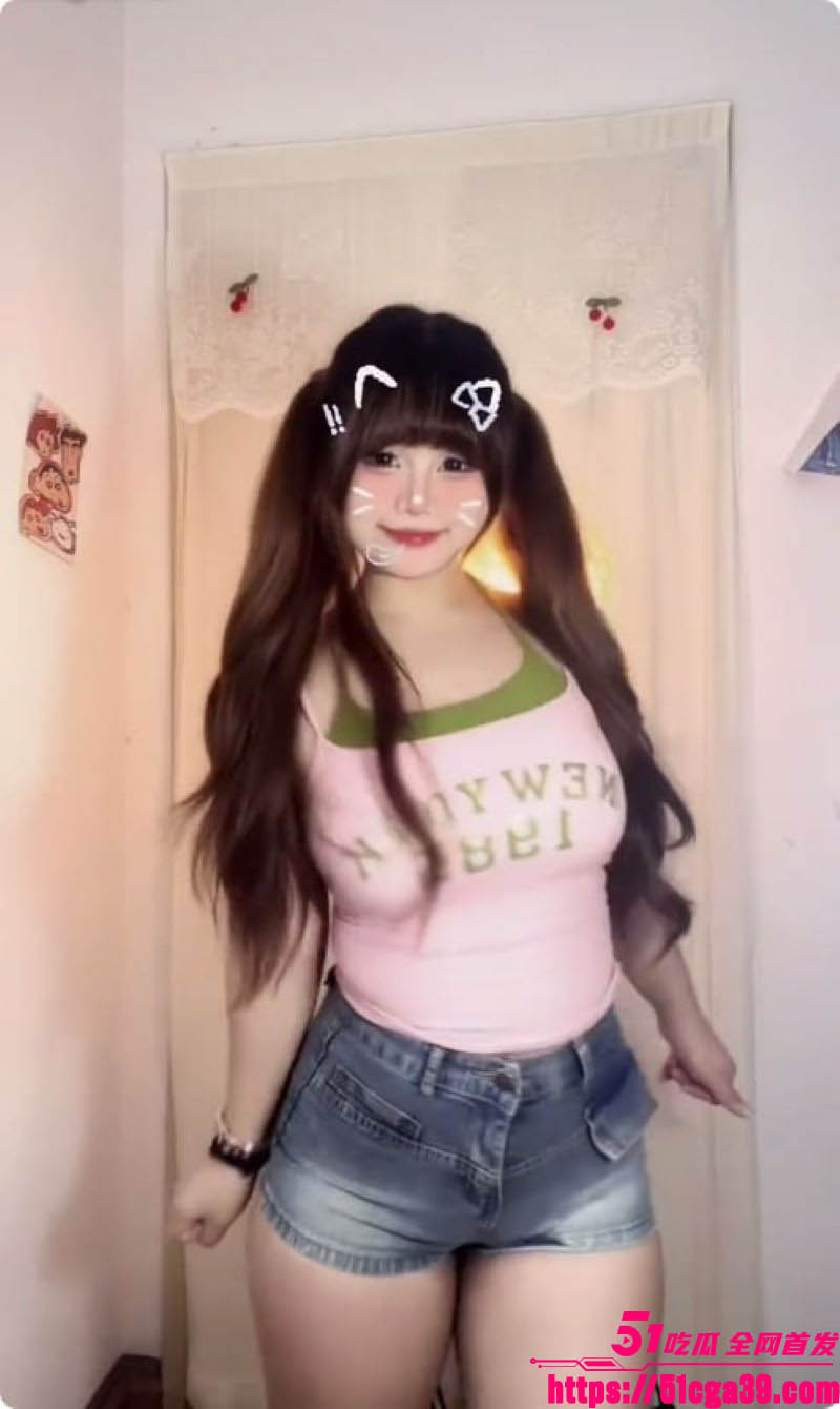 快手巨乳女大学生疯狂小豹定制全裸抖奶 5