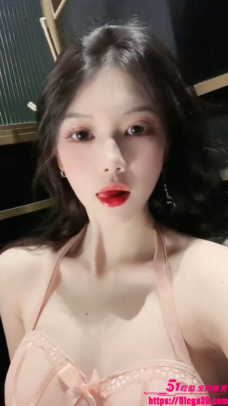 推特高颜值尤物 Deadshe 大尺度私拍 蜂腰巨乳蜜桃臀曲线妖娆 被后入狂操 淫叫连连！
