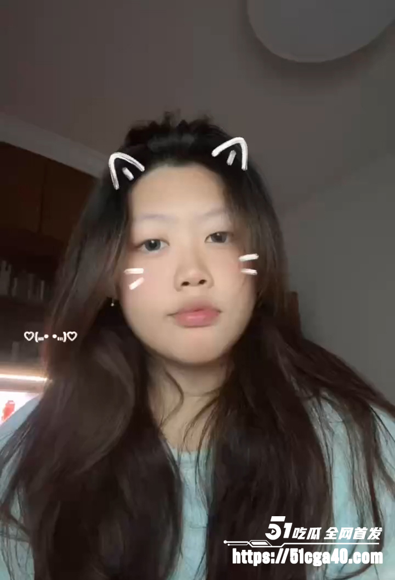 上海反差少女 杨念悦 大尺度露出视频流出 火车上当众玩奶自慰 被7男轮奸玩8P还爆菊 不雅视频全曝光！
