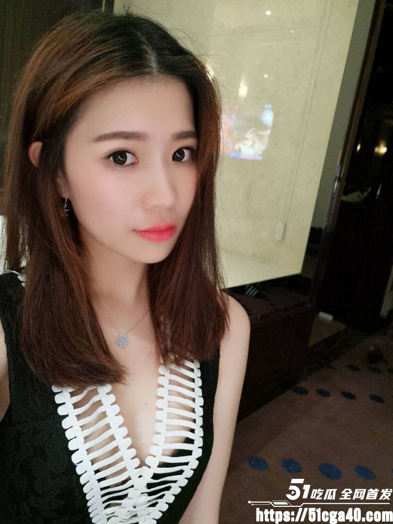 江苏高校极品班花不雅视频泄露 SM调教带狗链舔脚 被大鸡巴甩脸羞辱 反差感爆棚！