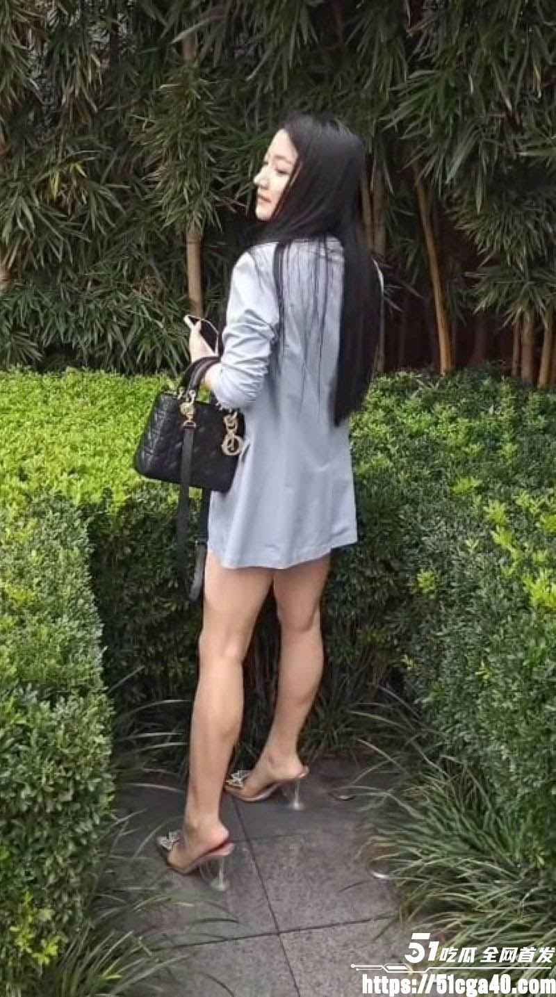 极品少妇逛街抄底视频曝光 短裙下真空私处若隐若现 多角度偷拍黑森林 刺激感爆棚！