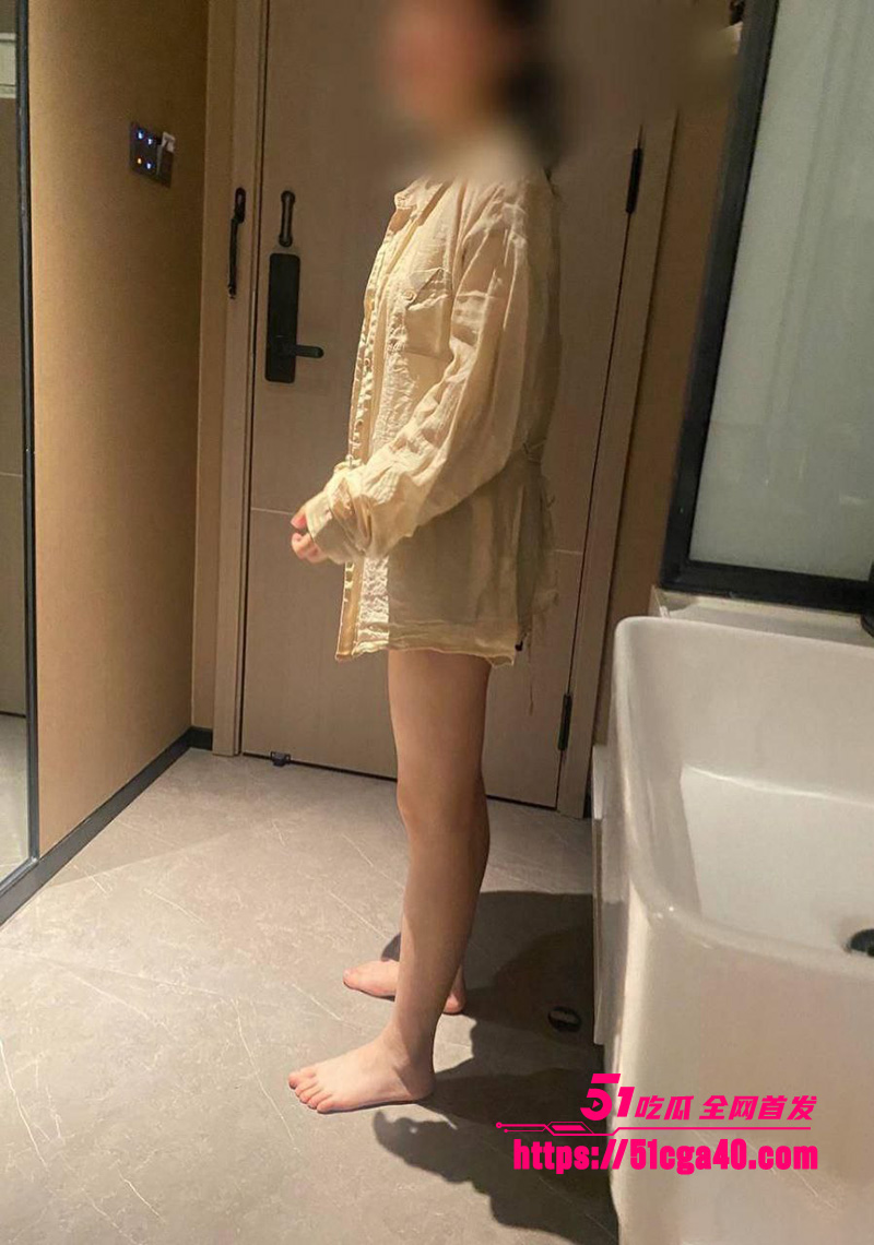 海角乱伦之新婚骚弟媳 极品小少妇为了上位主动勾引老板开房求操 自带道具任意玩弄！