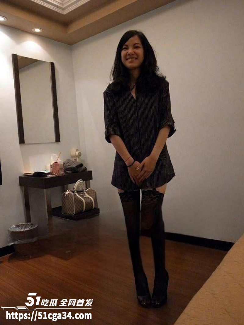 四川达州轻熟人妻 卢佩盈 背着老公约炮友上门泄欲 在儿子床上激情交欢 露脸口交风骚至极！