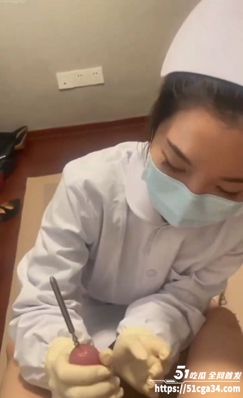 护士小姐姐最新调教玩法曝光！润滑油涂抹私处 钢针插龟头 极限刺激令人下体发凉！