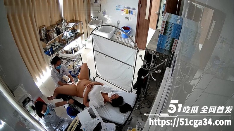 女子医院妇科诊室摄像头破解 护士妹子拿夹子猛捅骚穴 主任医师摸奶二指禅挑弄私处！