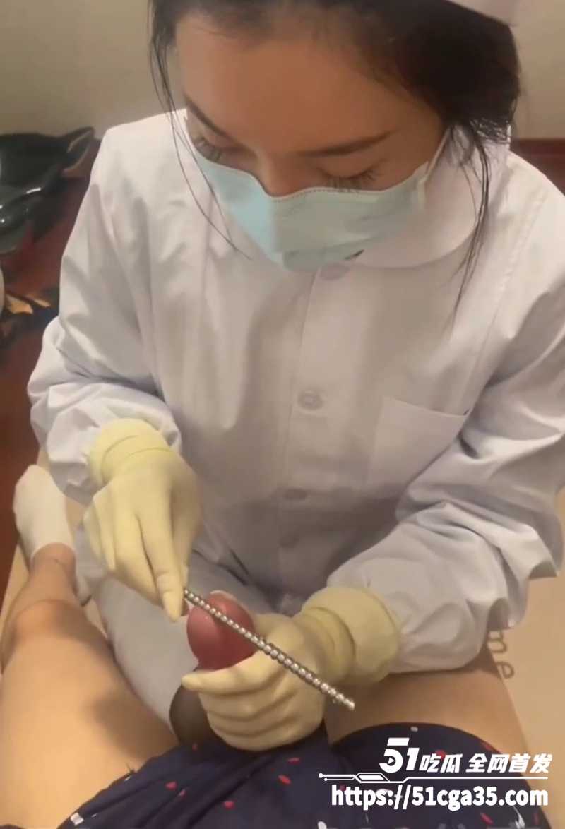 男人最爽的SM调教玩法 尿道责 纯情小护士撸动主人肉棒 将金属棒齐根插入龟头马眼 感官刺激超强！