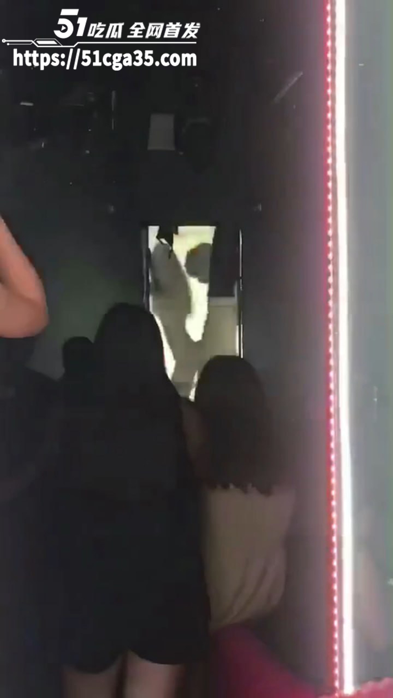 广东某酒吧为了引客 直接大屏幕上映做爱视频 朦朦胧胧中透出大鸡巴猛干靓女 现场氛围炸裂！