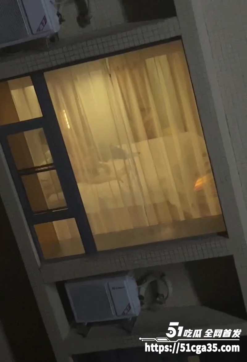 广东新婚小夫妻做爱不拉窗帘 被邻居偷拍全程 床上各种姿势猛干爆操 对面邻居边看边聊！