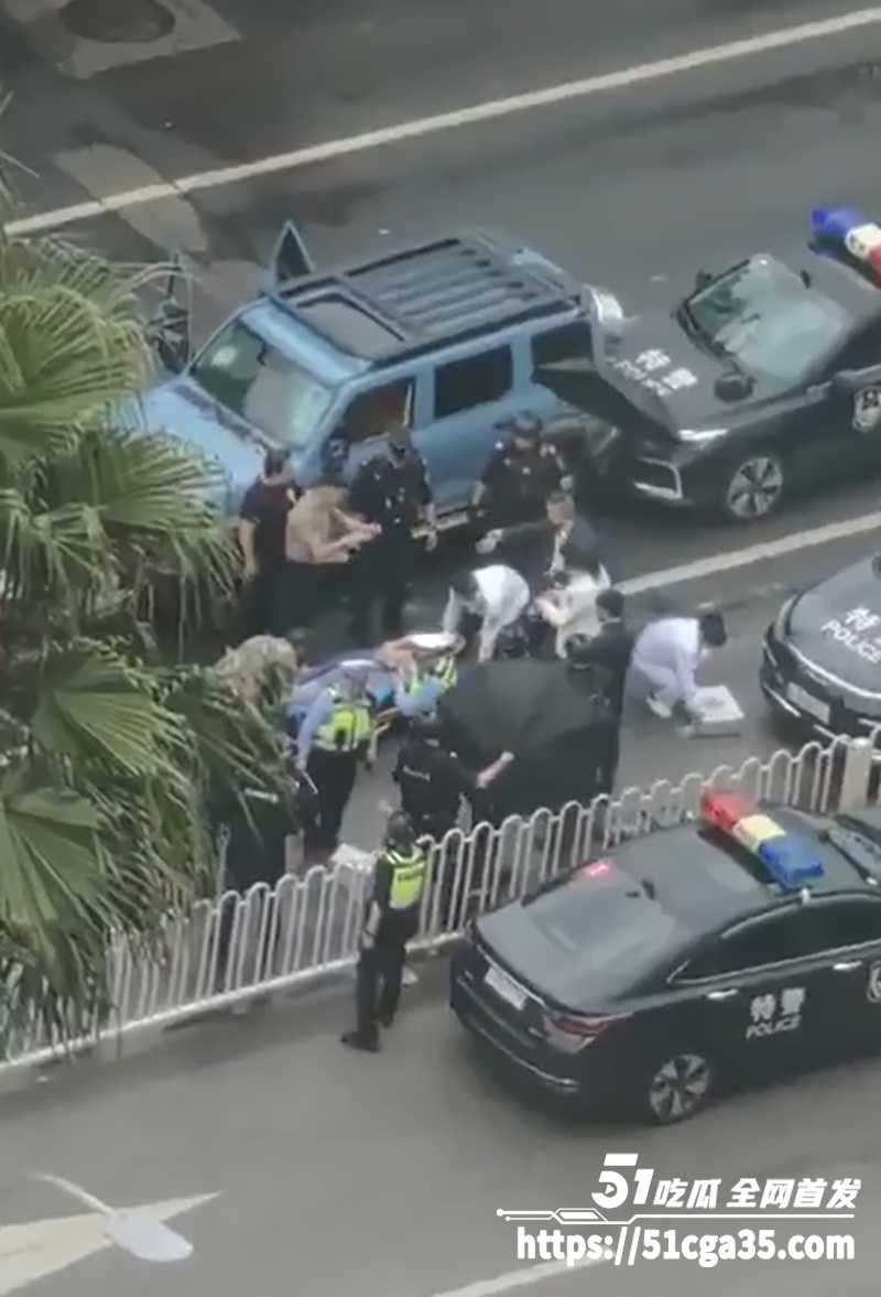 昆明市中心金碧路SUV汽车冲撞人群事件视频曝光4拷贝