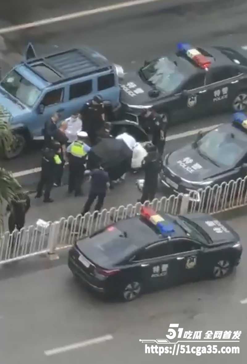 昆明市中心金碧路SUV汽车冲撞人群事件视频曝光3拷贝
