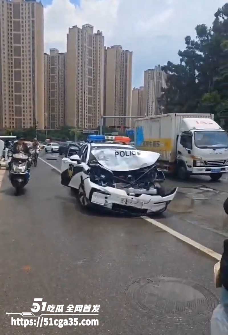 昆明市中心金碧路发生SUV汽车冲撞人群事件 致2死9伤 多名特警持枪与车主对峙 场面堪比大片！