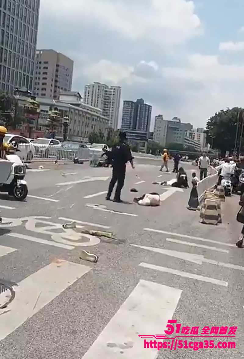 昆明市中心金碧路SUV汽车冲撞人群事件视频曝光7拷贝