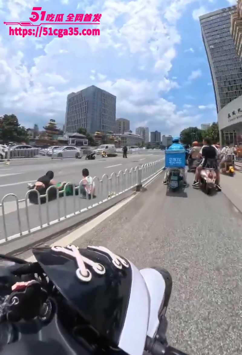 昆明市中心金碧路SUV汽车冲撞人群事件视频曝光6拷贝