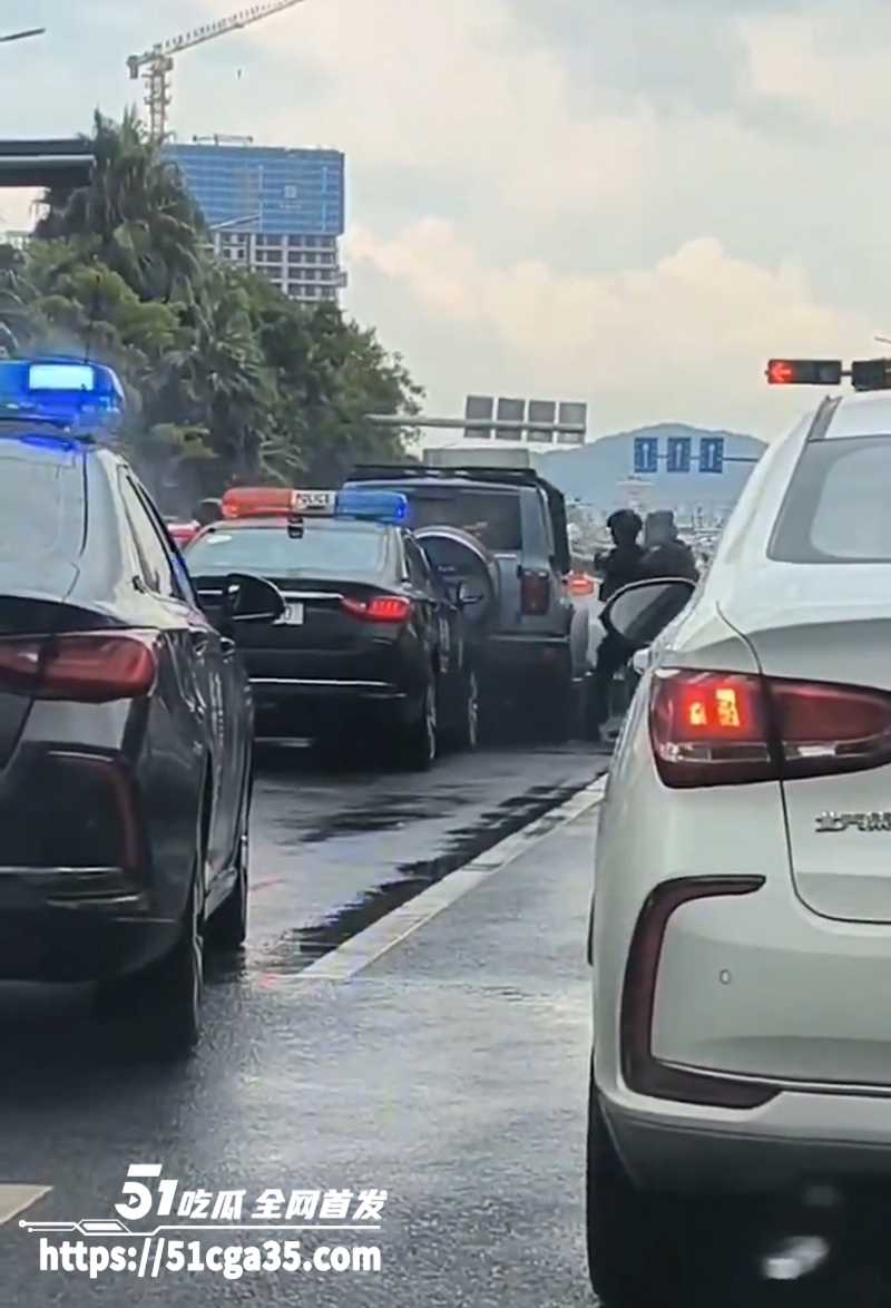 昆明市中心金碧路SUV汽车冲撞人群事件视频曝光5拷贝