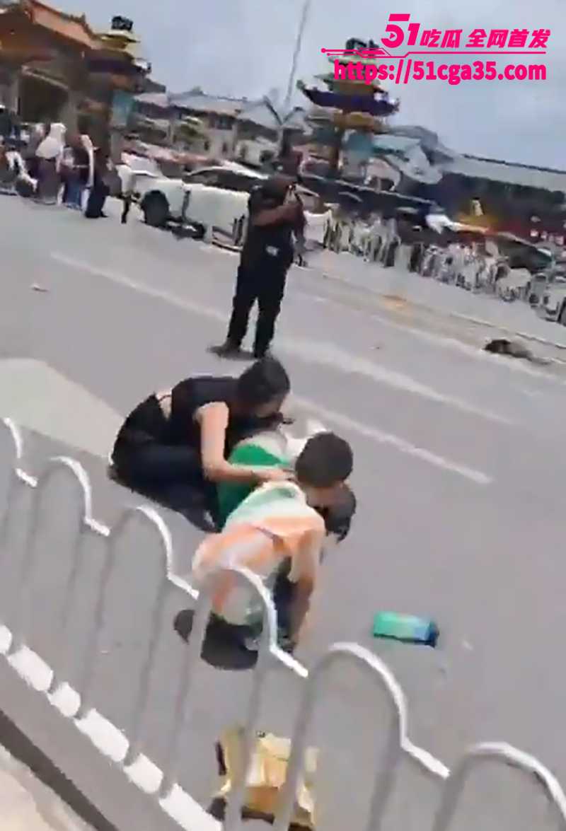 昆明市中心金碧路SUV汽车冲撞人群事件视频曝光8拷贝