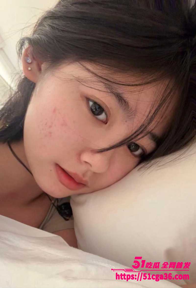 清纯反差女大学生不雅视频流出 趁室友熟睡拍露穴淫片 穿白色网袜为金主足交！