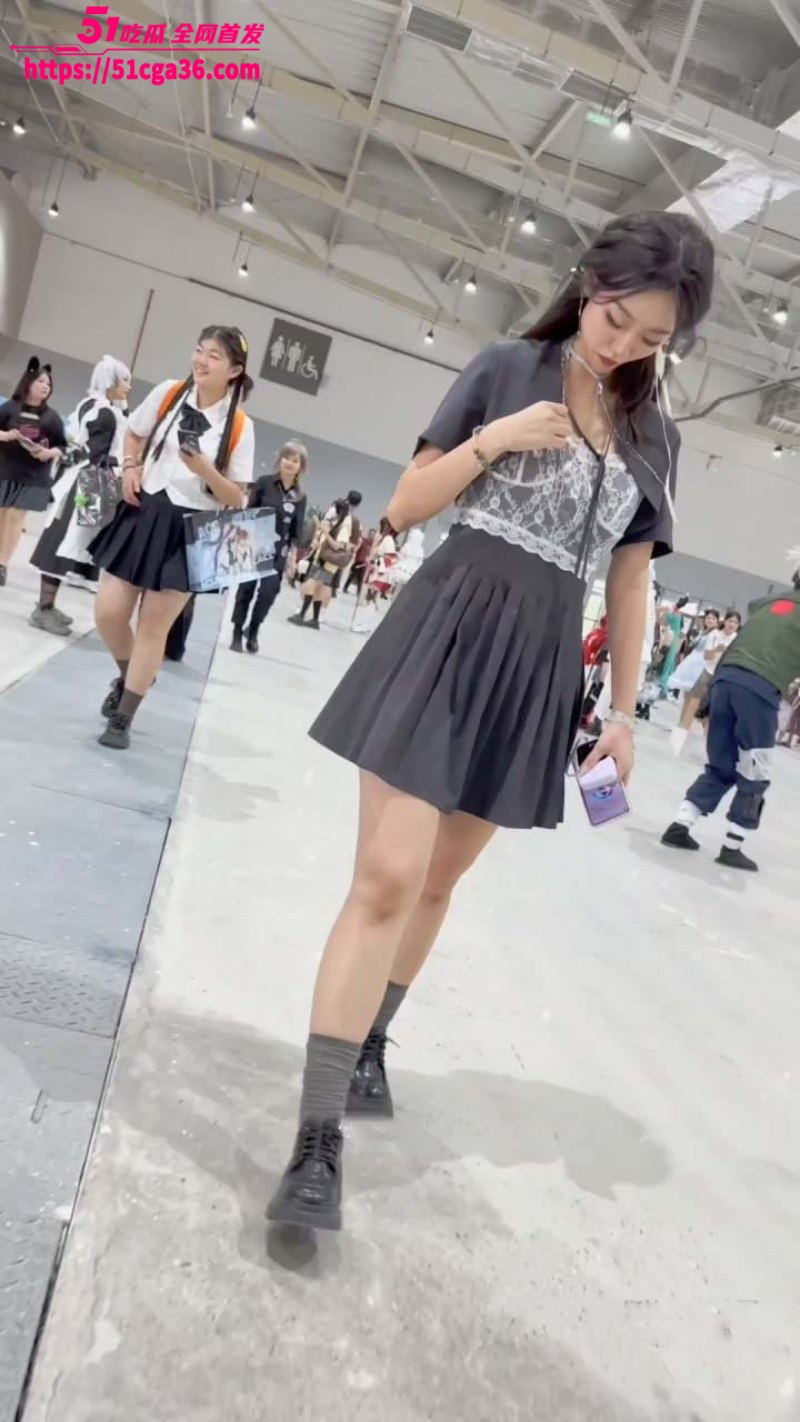 高颜值反差婊 漫展追星现场被大神抄底偷拍 裙下风光暴露无遗 圆润肥臀露出毫不在意！