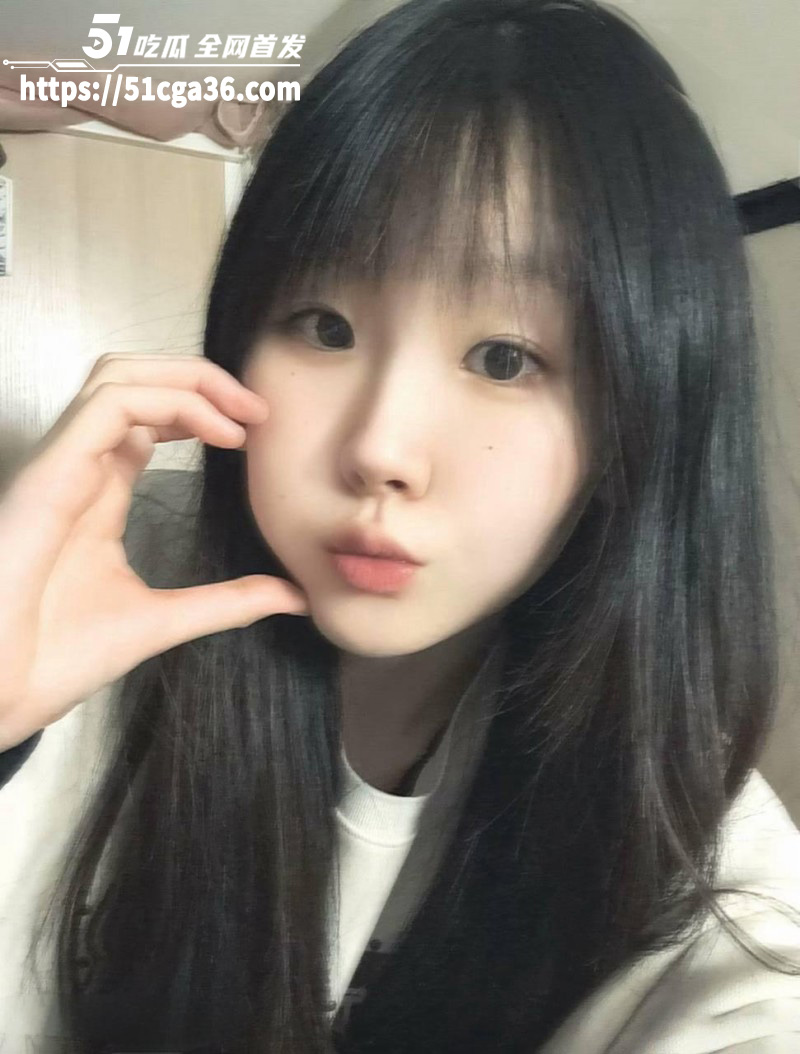 超反差大一嫩妹 董欣 口味独特恋父癖极为严重 与大龄炮友一夜两炮 骑乘榨精淫荡至极！