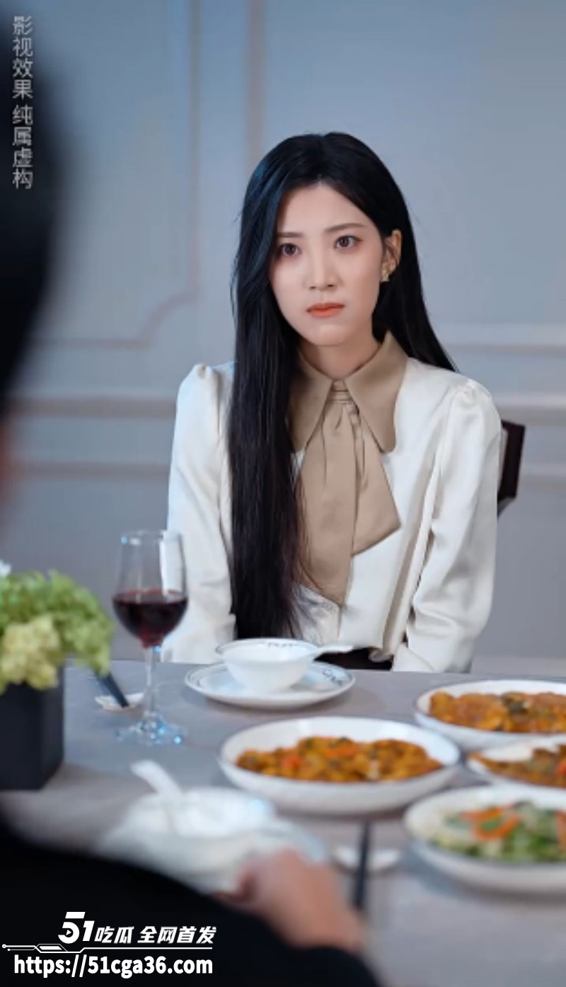 擦边短剧《过分野之庭上霜》私生女从小被后妈虐待赶出家门 被收养后竟又爱上哥哥！