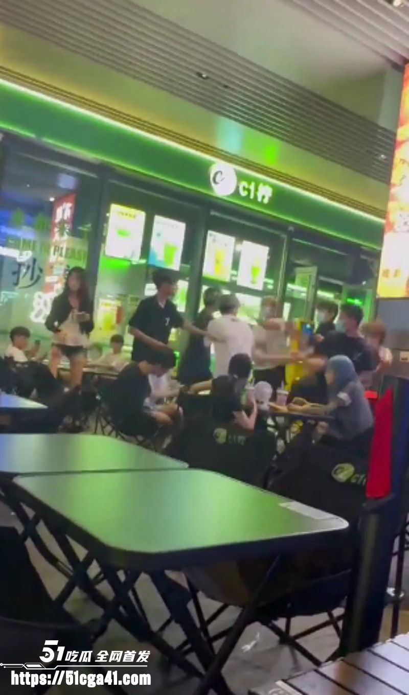 多名精神小伙 吃饭发生冲突 双方人马激烈火拼 桌椅板凳齐上阵 现场画面堪比古惑仔！
