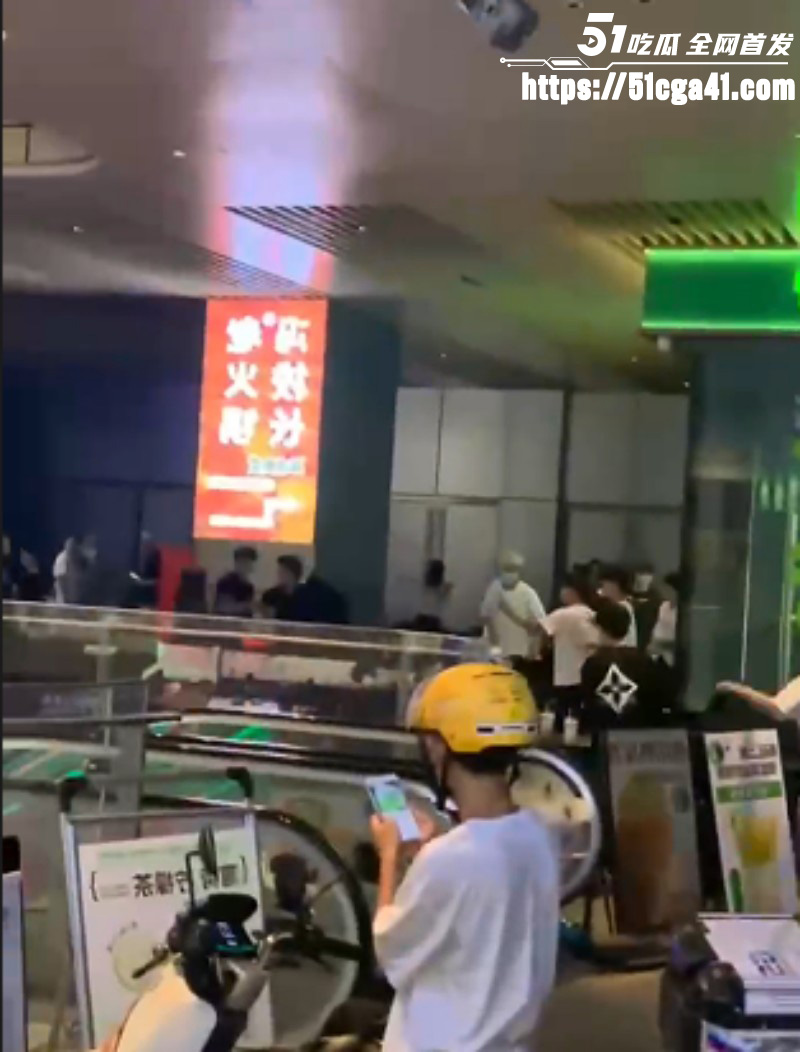 精神小伙发生冲突打架视频02