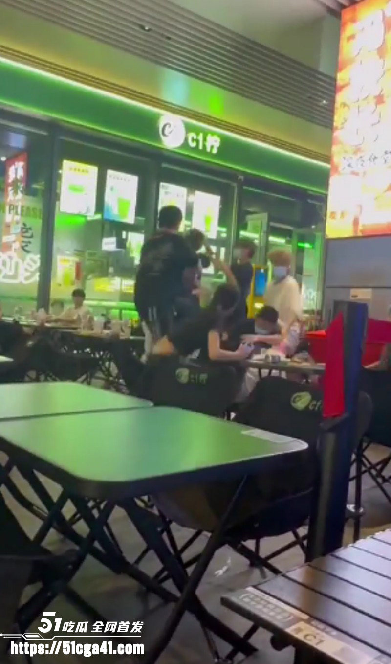 精神小伙发生冲突打架视频03
