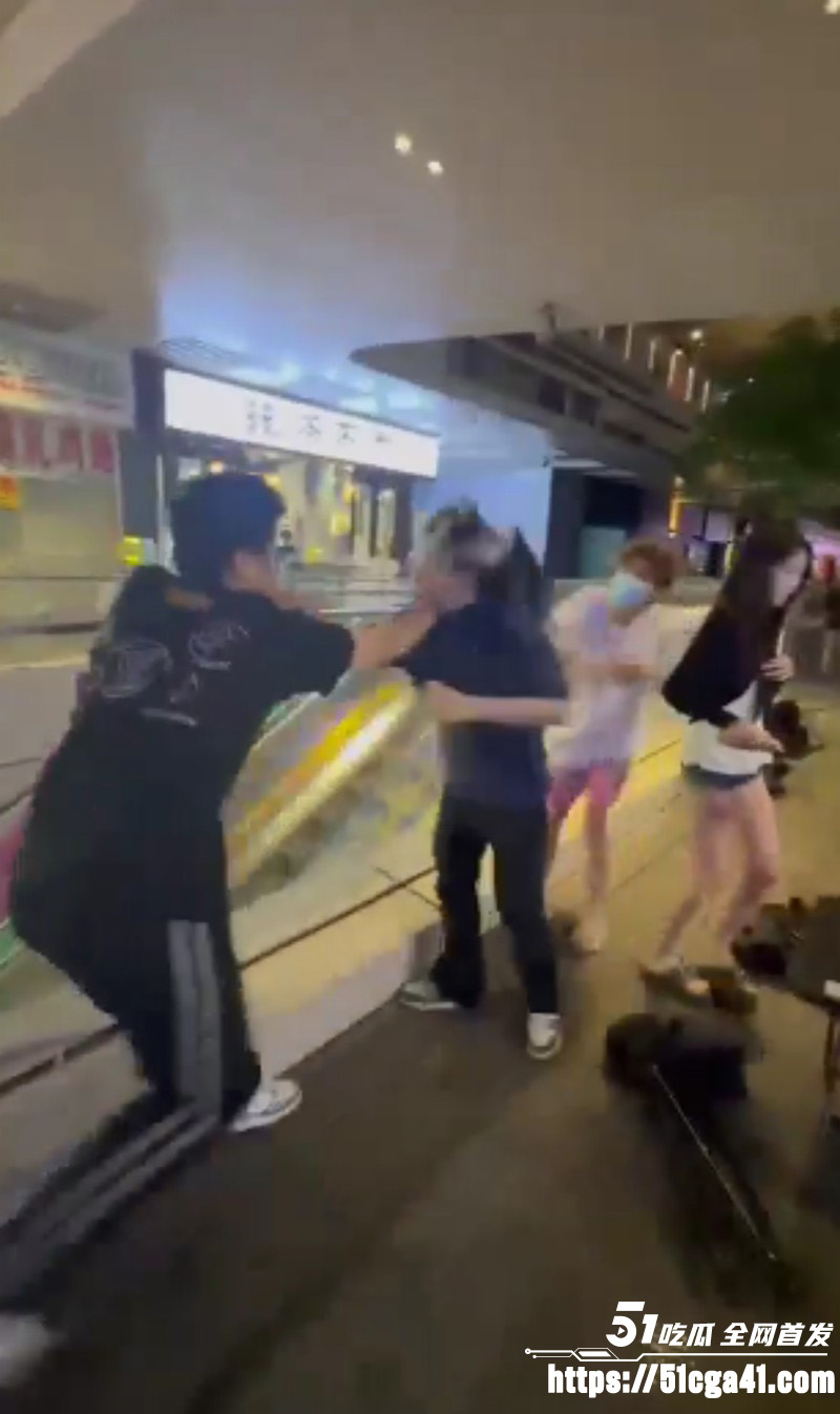 精神小伙发生冲突打架视频04