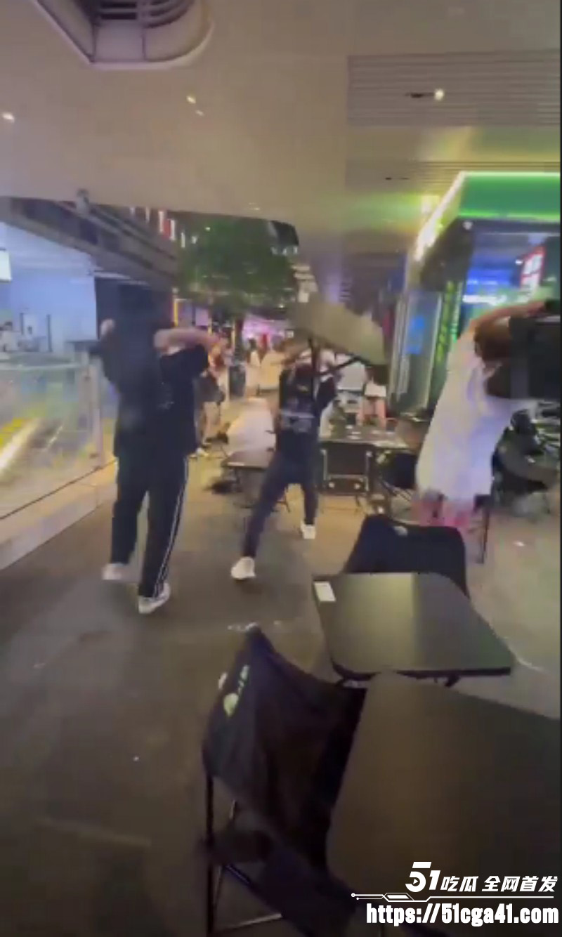 精神小伙发生冲突打架视频05