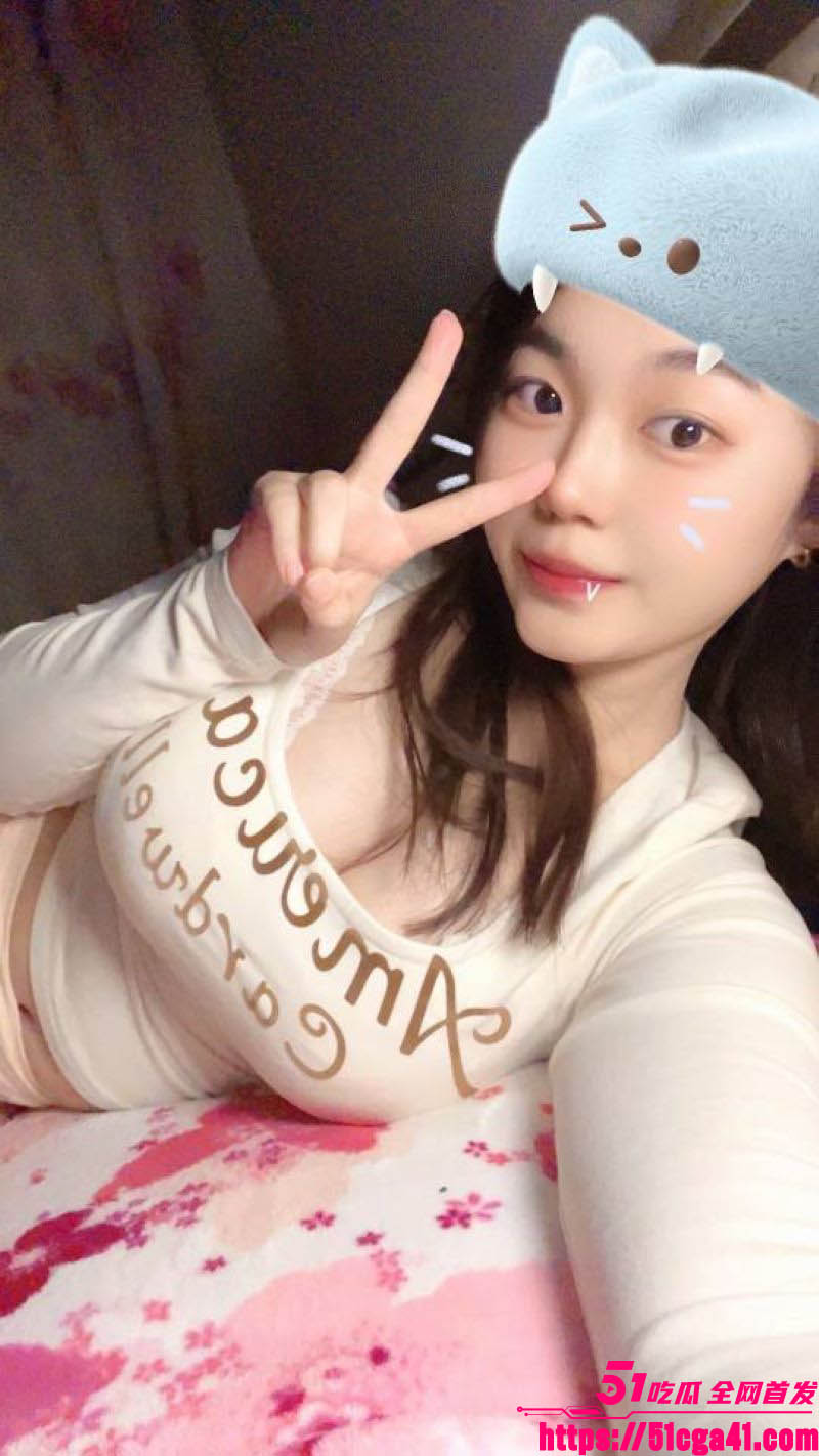 青岛21岁巨乳老师 温玲 不雅视频泄露 情趣酒店天花板镜子自拍 被男友按在身材狂操 淫叫连连！