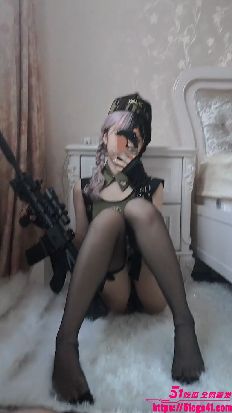 极品福利姬果咩酱各种情趣装写真  4